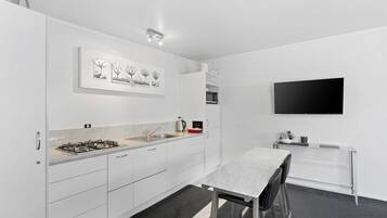Réfrigérateur, four à micro-ondes, un four, surface de cuisson