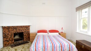 4 habitaciones, tabla de planchar con plancha y cuna de viaje