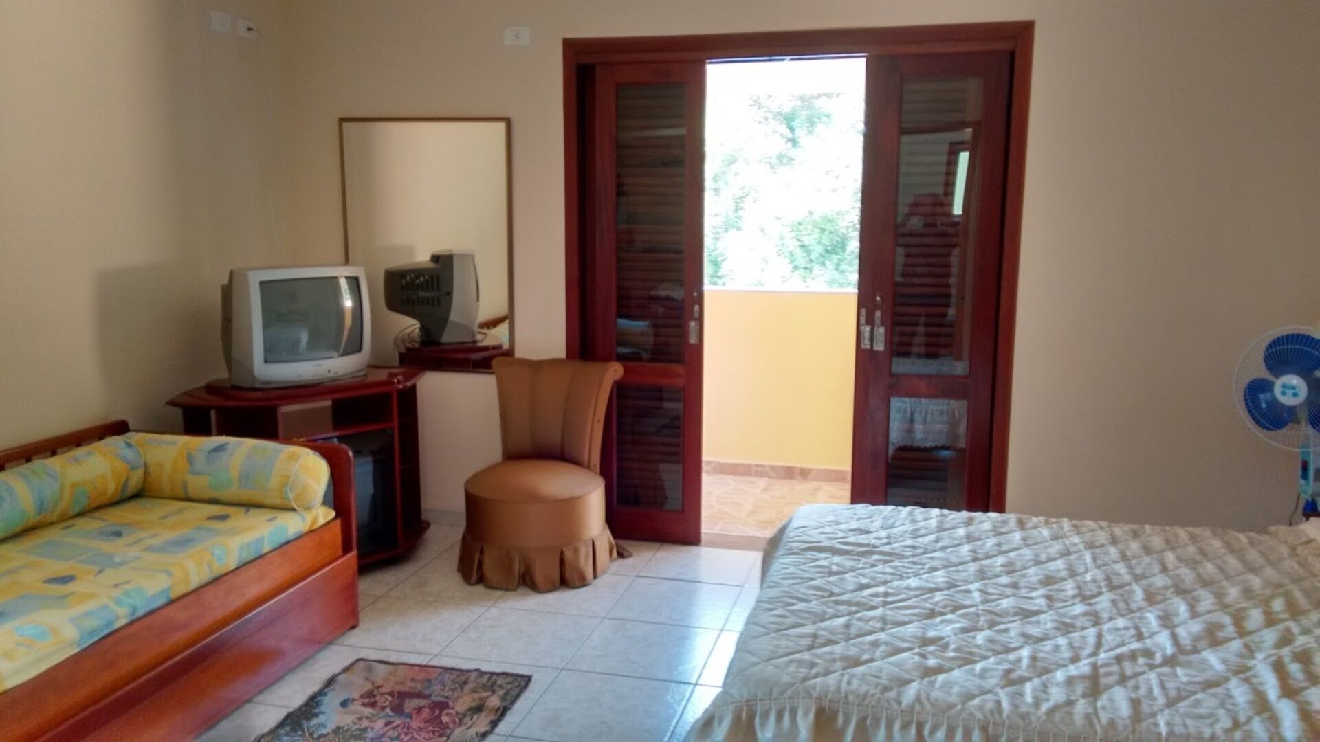 Large house with pool and soccer field - condominium with 24 hour surveillance - Wi-Fi