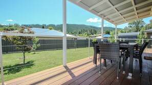 Outdoor dining - BLUE HILLS RISE: Bright (Bright)