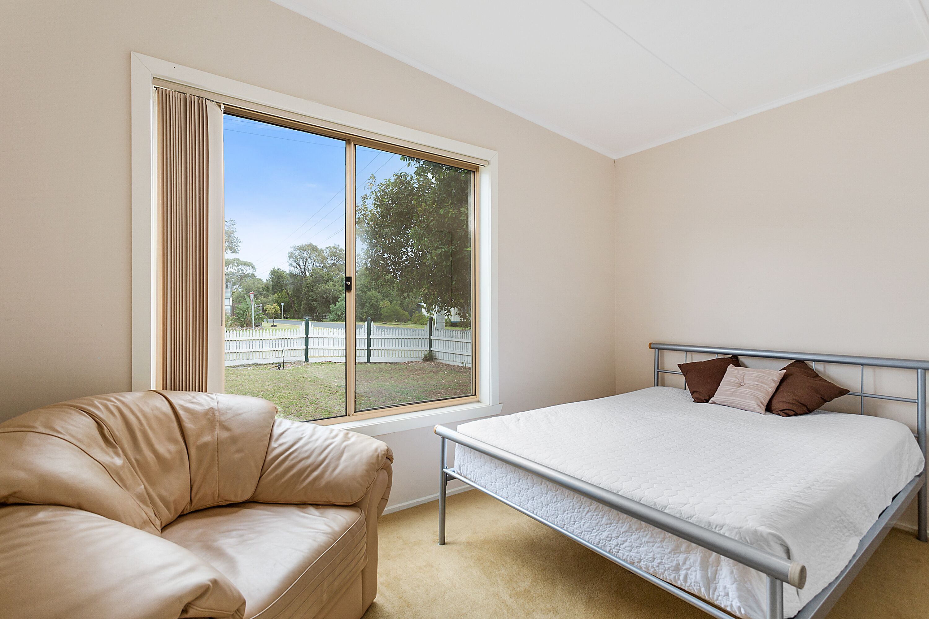 Clean, budget Hot Springs Accommodation, walk to the beach