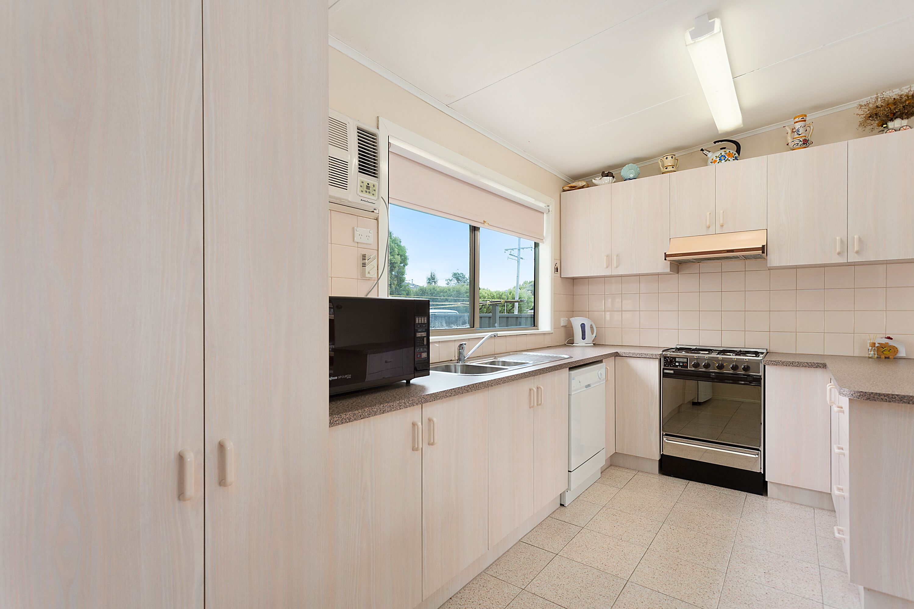 Clean, budget Hot Springs Accommodation, walk to the beach