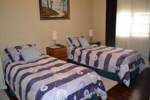 4 bedrooms, iron/ironing board, wheelchair access