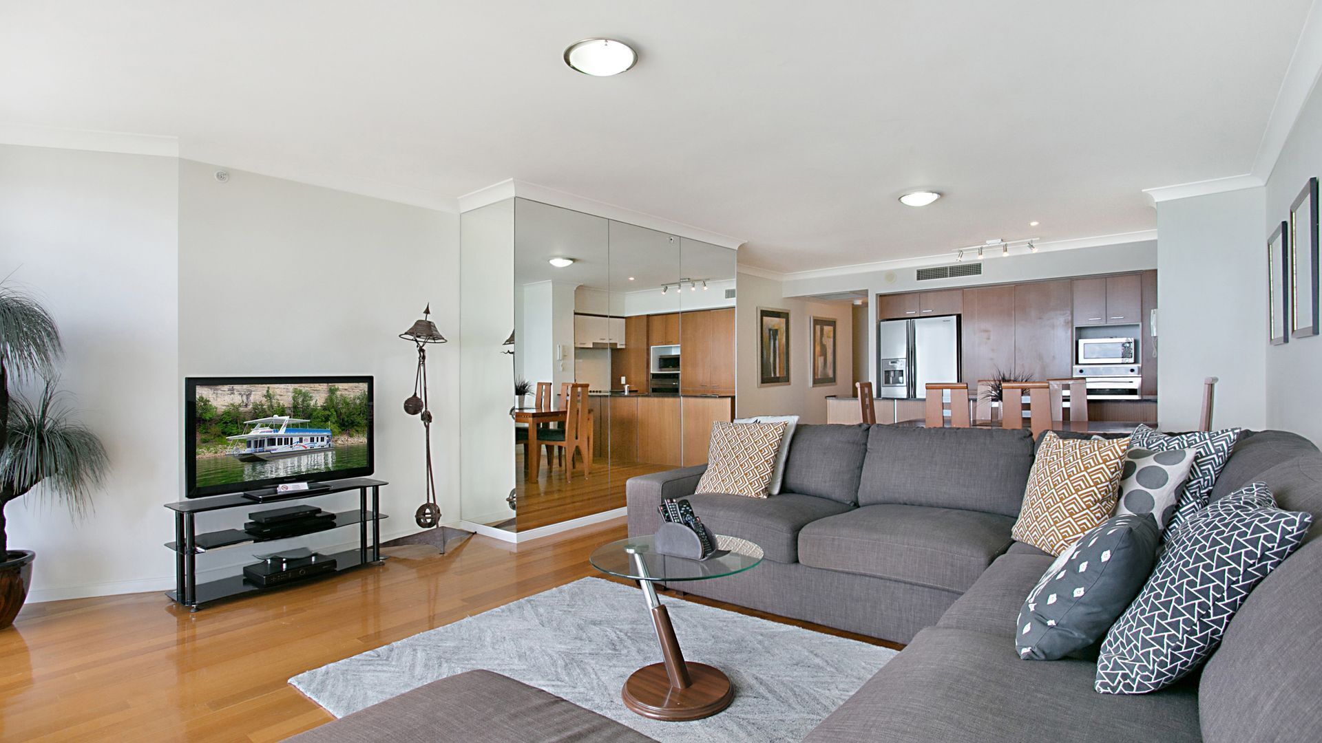 CHEVRON RENAISSANCE 3BRM 33RD LEVEL OCEANVIEW