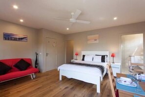 Tabla de planchar con plancha, wifi gratis y ropa de cama 