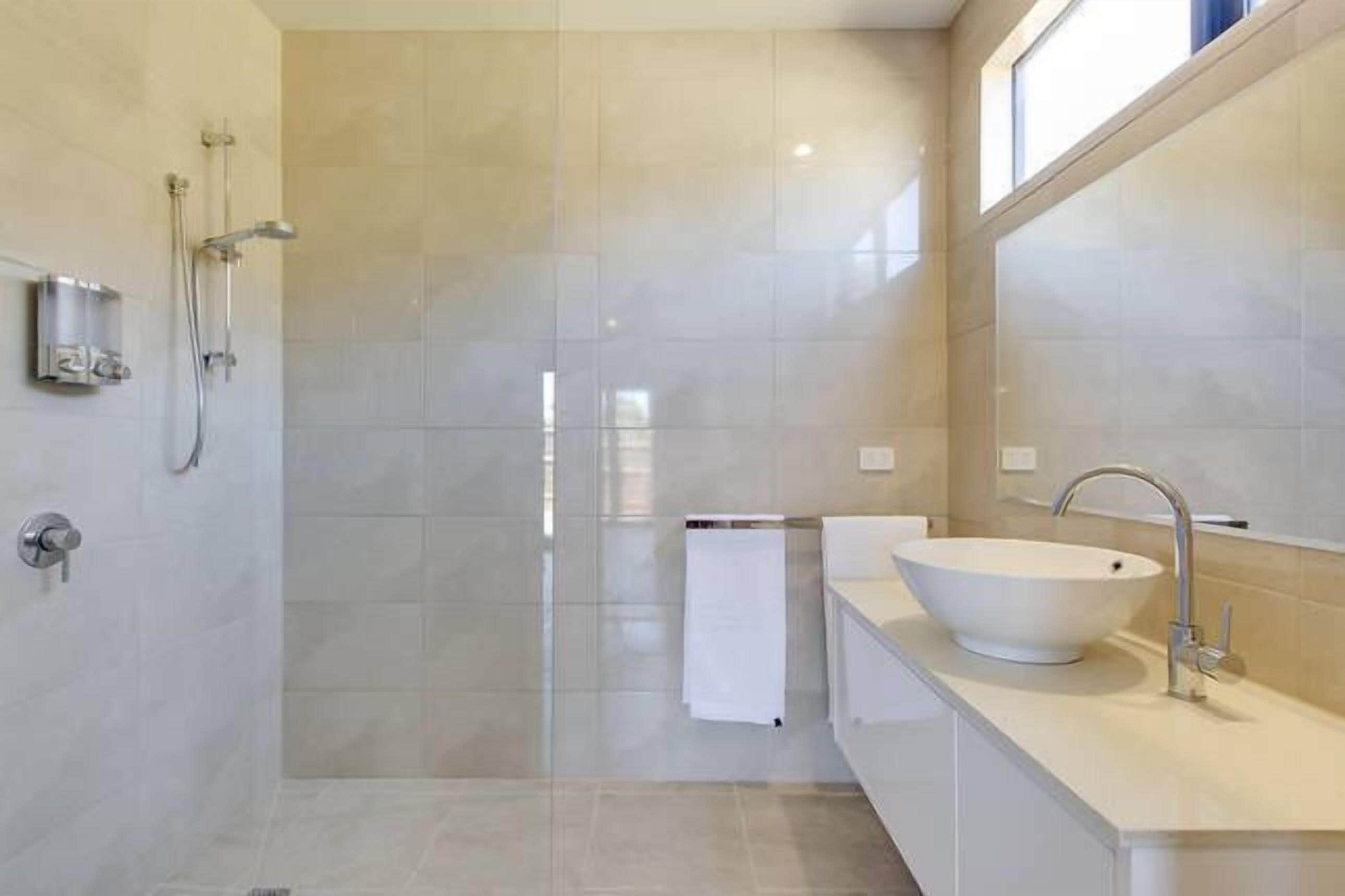 Douche, séchoir à cheveux, serviettes fournies, savon