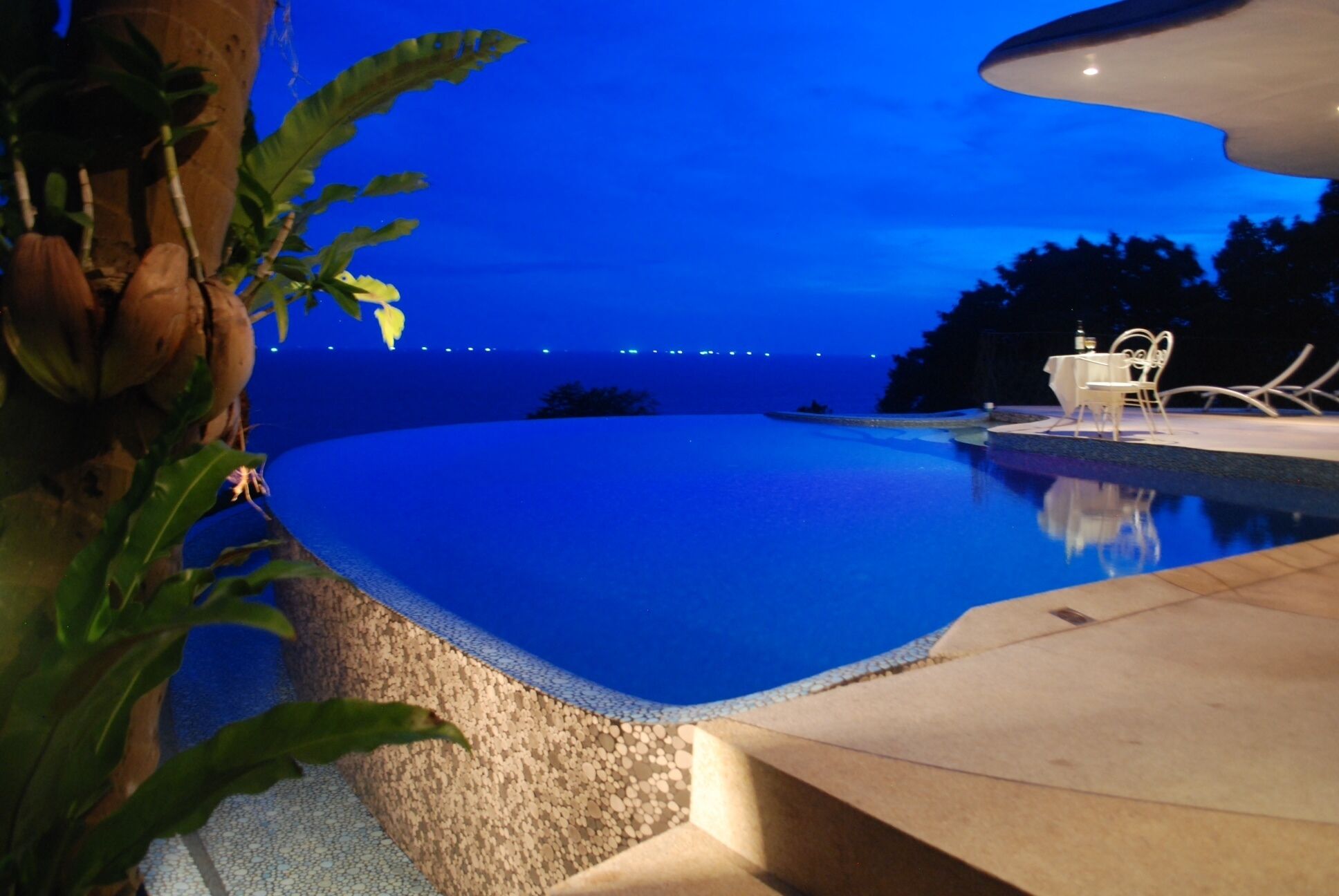 private infinity edge swimming pool has color-changing lights!