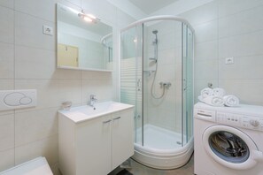 Shower, hair dryer, towels, shampoo