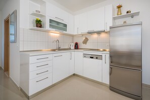 Kühlschrank, Mikrowelle, Herdplatte, Geschirrspüler