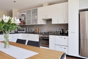 Fridge, microwave, oven, stovetop - Stay on the Bay - The Penthouse on Evans Bay - 3 bed top floor apartment (Wellington City)