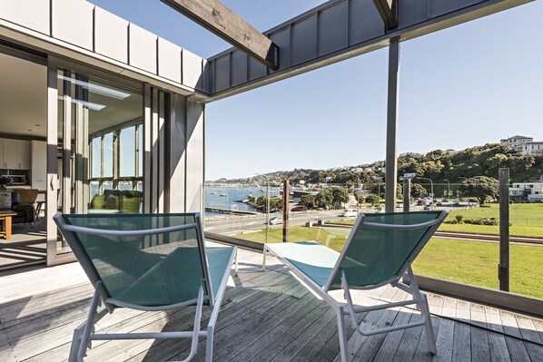 Terrace/patio - Stay on the Bay - The Penthouse on Evans Bay - 3 bed top floor apartment (Wellington)