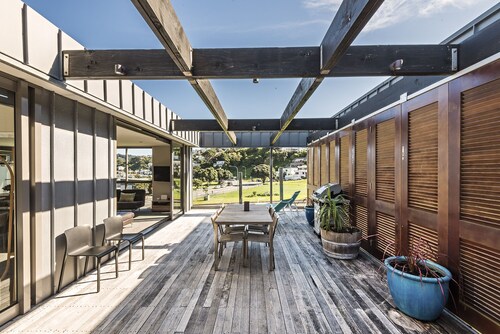 Stay on the Bay - The Penthouse on Evans Bay - 3 bed top floor apartment