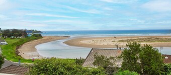 Shirl's By The Sea - beach at your doorstep