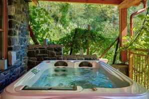 Outdoor spa tub
