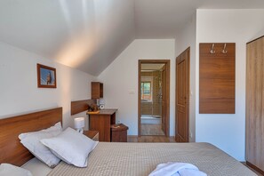 4 bedrooms, iron/ironing board, free WiFi, bed sheets