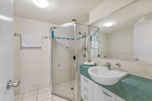 Baignoire, sèche-cheveux, serviettes fournies