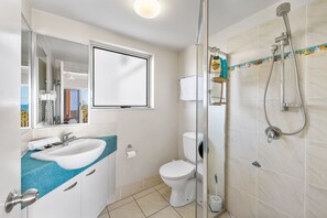 Bathtub, hair dryer, towels - 3 Bedroom Ocean View Apartment (Sunshine Coast)