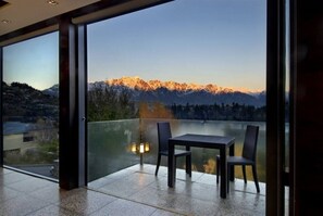 Outdoor dining - Lakeview, walking distance to downtown Queenstown (Queenstown)