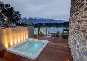 Outdoor spa tub - Lakeview, walking distance to downtown Queenstown (Queenstown)