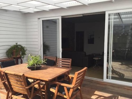 lily cottage . . . Bank street, in  the heart of town,  wifi