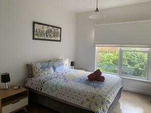 3 habitaciones, tabla de planchar con plancha y cuna de viaje 