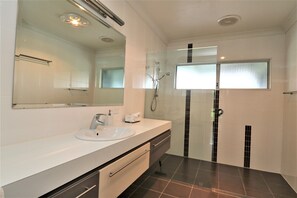 Bañera, secador de pelo, toallas, jabón