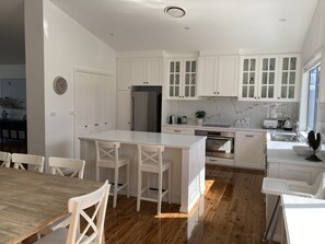 Frigorífic, microones, forn i placa de cuina