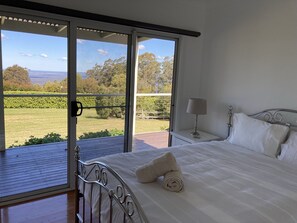 5 dormitoris, planxa i posts de planxar, wifi i roba de llit