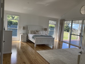 5 bedrooms, iron/ironing board, WiFi, bed sheets