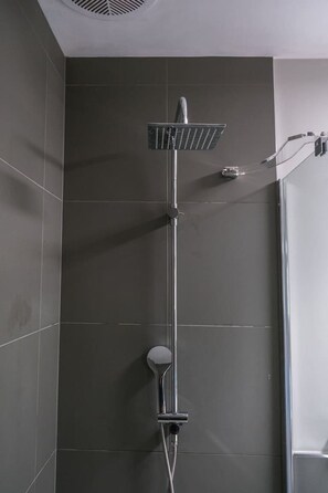 Haartrockner, Handtücher, Seife, Shampoo