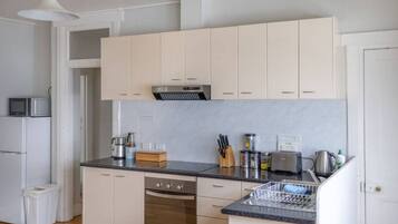 Kylskåp, mikrovågsugn, ugn och spishäll