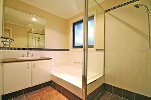 Bathtub, hair dryer - Treehouse - elevated nature setting, kids TV room (Quindalup)