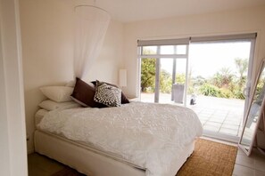 4 bedrooms, iron/ironing board, bed sheets - Bayview Retreat Oneroa (Oneroa)