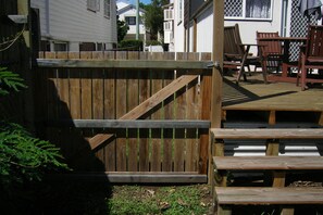 Property grounds - Family-friendly. Pet-friendly. 50m to water. Air con. WiFi. Parking. BBQ deck (Wynnum)