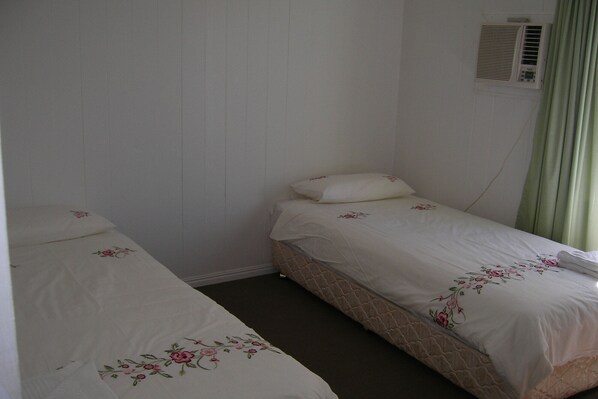 3 bedrooms, iron/ironing board, WiFi, bed sheets - Family-friendly. Pet-friendly. 50m to water. Air con. WiFi. Parking. BBQ deck (Wynnum)