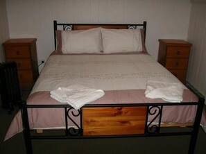 3 bedrooms, iron/ironing board, WiFi, bed sheets