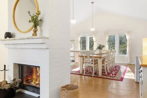 Dining - Luxury at Crackenback Sleeps 10 wood fire relax & reconnect with loved ones. (Crackenback)