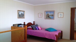 3 bedrooms, iron/ironing board, bed sheets