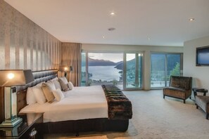 5 bedrooms, desk, iron/ironing board, free WiFi - Ekara House, high on Queenstown Hill, 5 Bedrooms with ensuites. (Queenstown Hill)