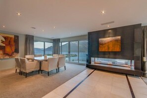 Dining - Ekara House, high on Queenstown Hill, 5 Bedrooms with ensuites. (Queenstown Hill)