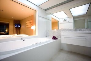 Hair dryer, towels - Ekara House, high on Queenstown Hill, 5 Bedrooms with ensuites. (Queenstown Hill)