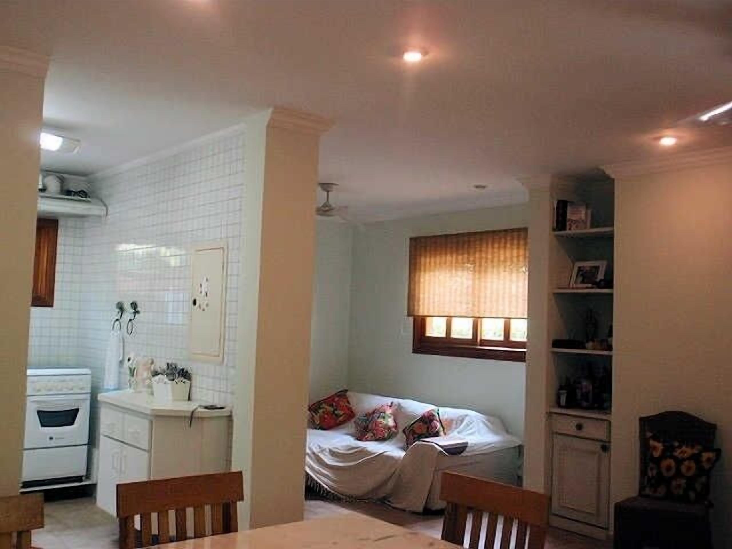 House cond. closed 20 meters from the beach - up to 08 people. - 3 bedrooms (suite)