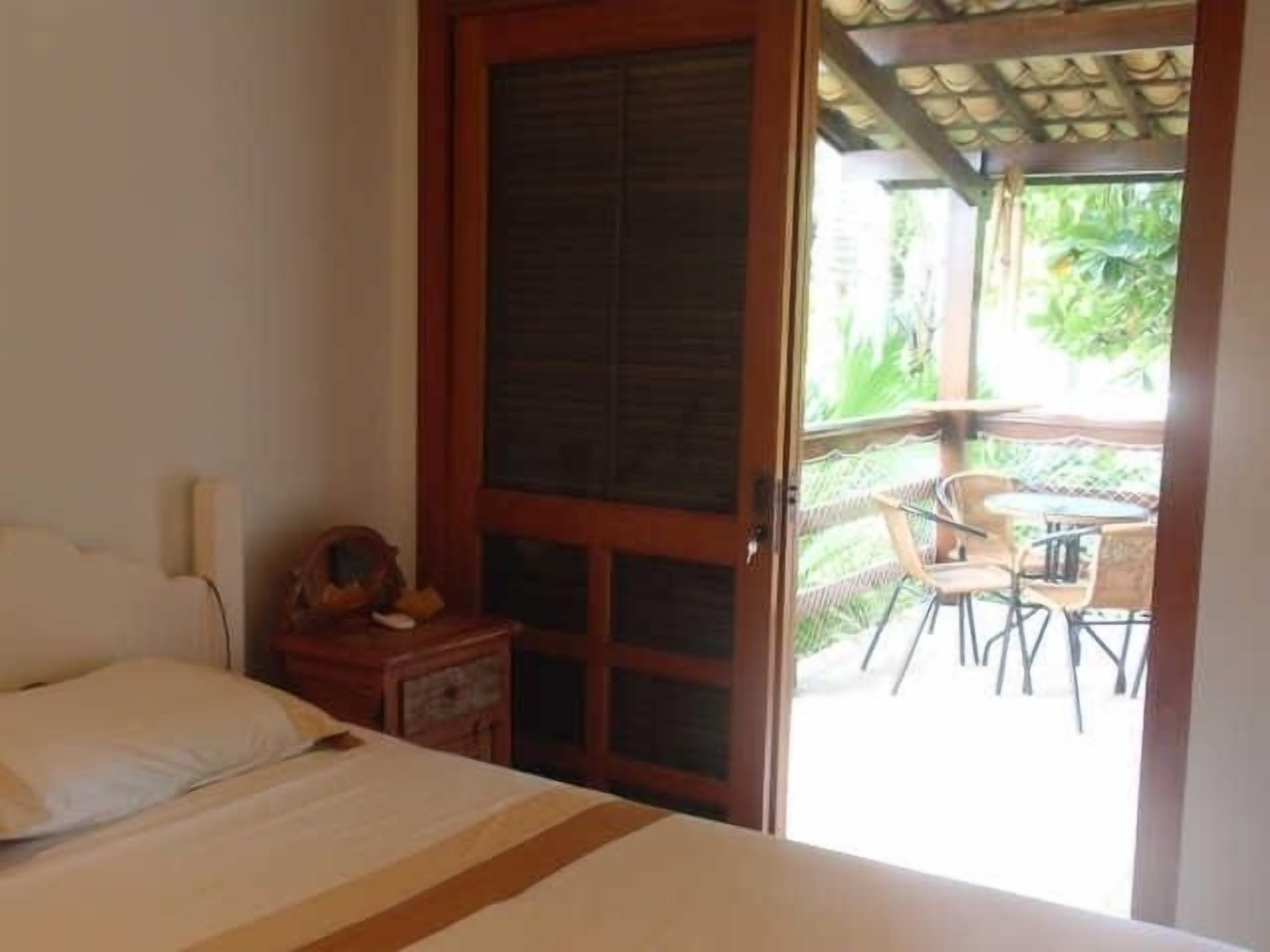 House cond. closed 20 meters from the beach - up to 08 people. - 3 bedrooms (suite)
