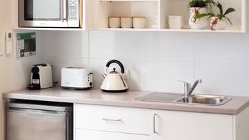 Een koelkast, een magnetron, een koffiezetapparaat/waterkoker