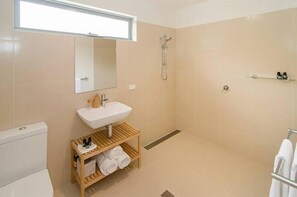 Een douche, een haardroger, handdoeken, zeep