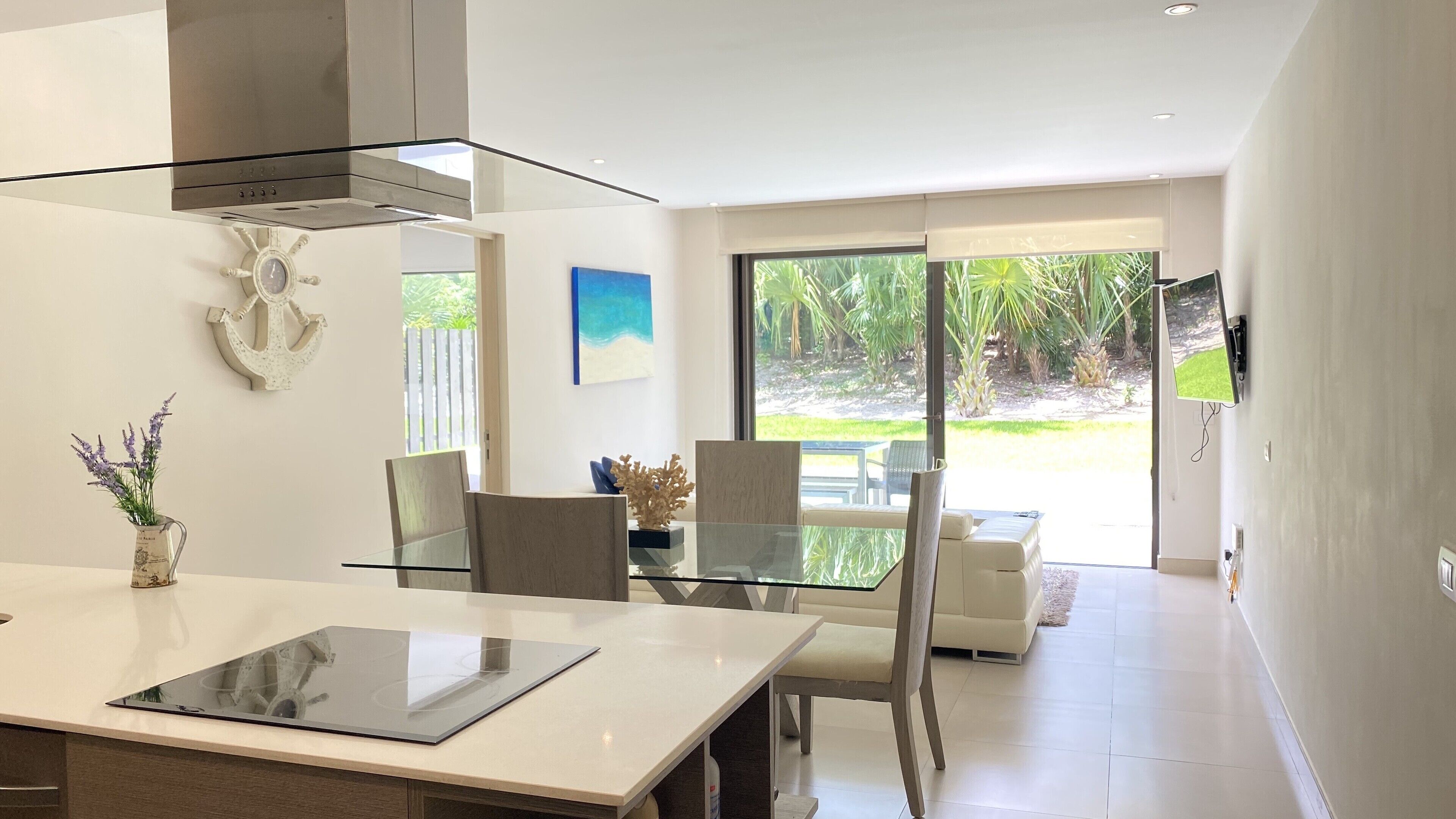 Fabulous & Exclusive Condo with Beach and Golf Club !!