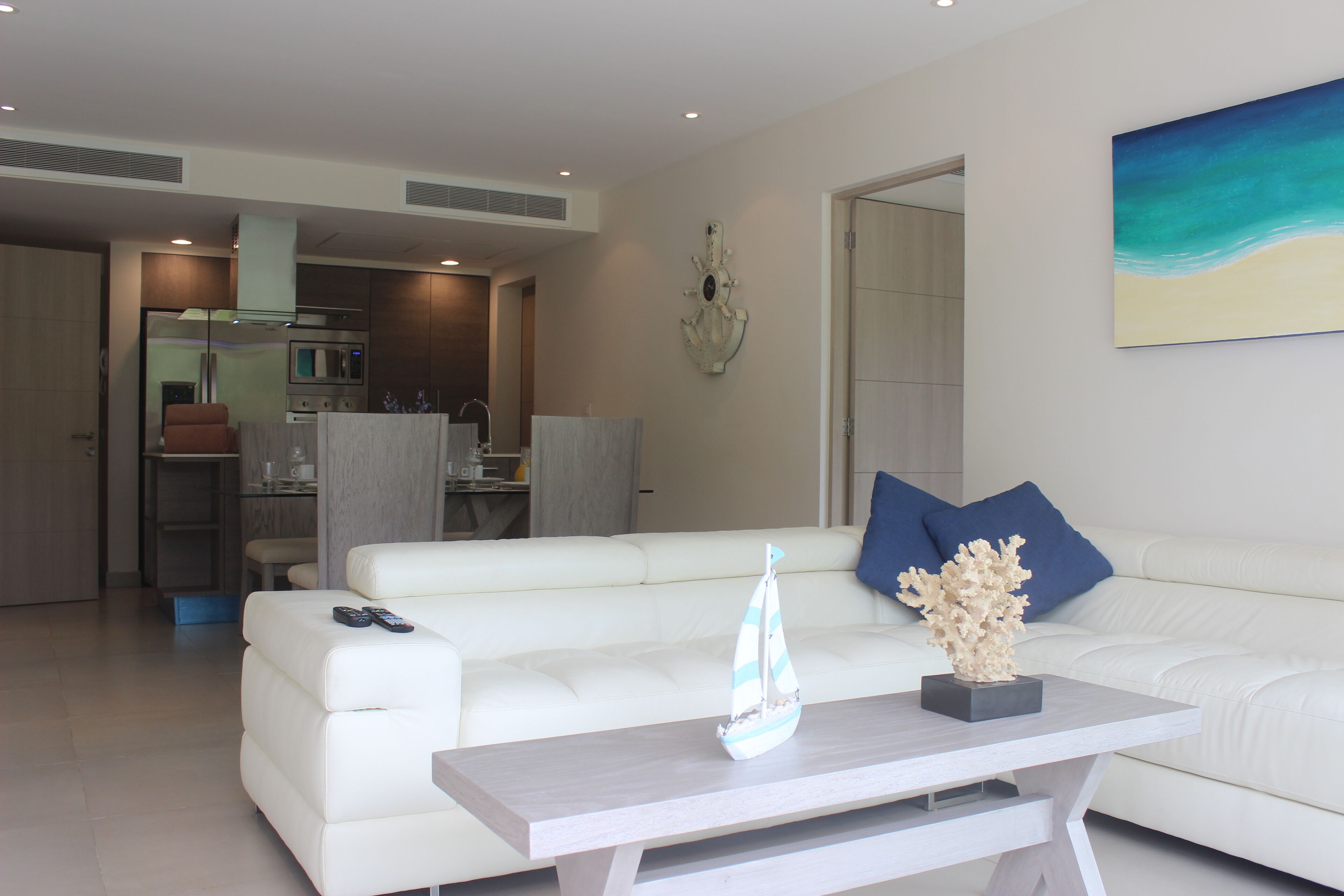 Fabulous & Exclusive Condo with Beach and Golf Club !!