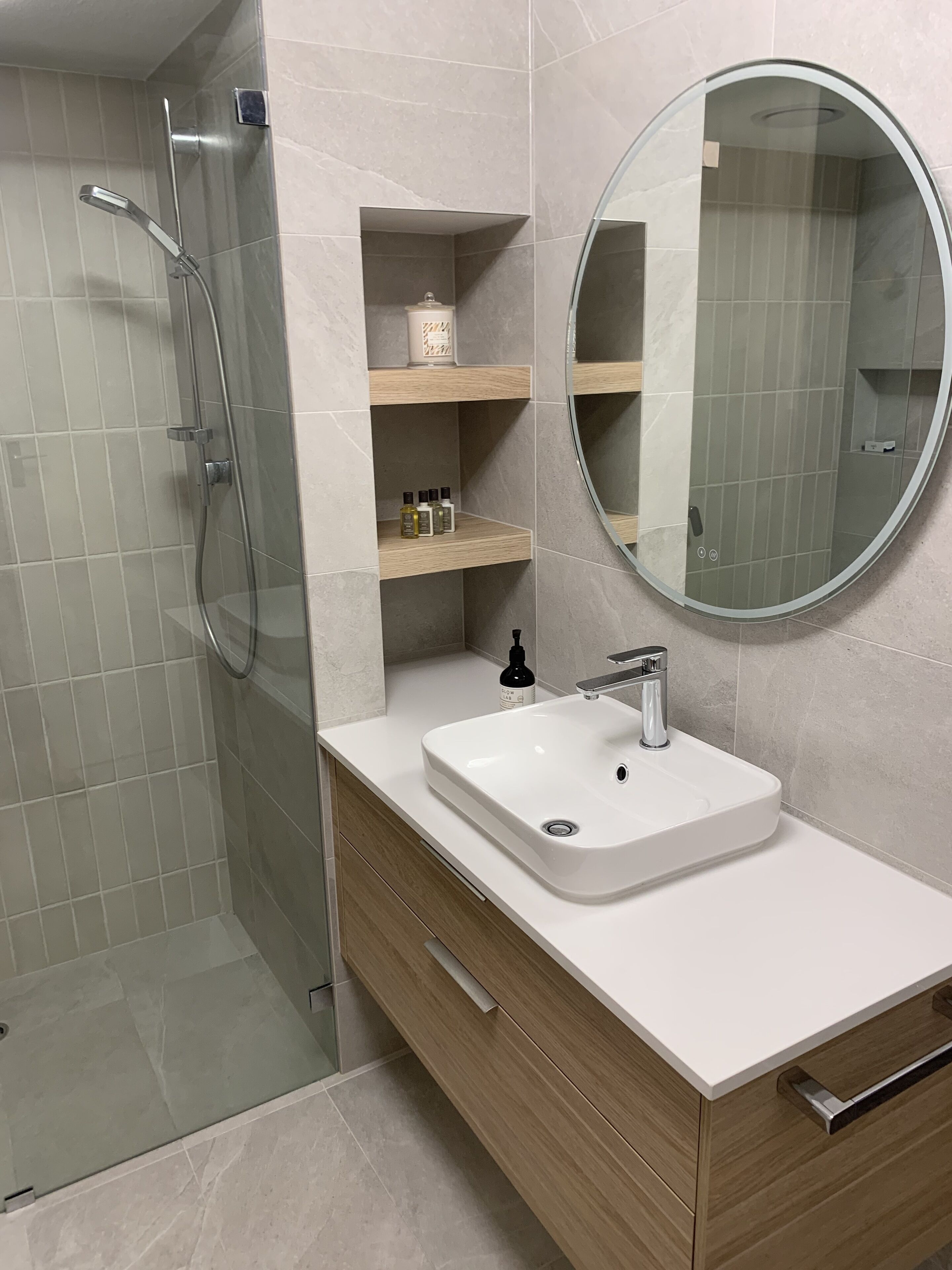 Beachfront at Glenelg — image 18