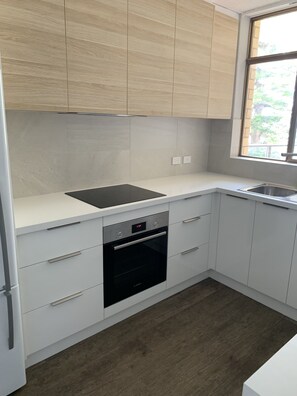 Jääkaappi, mikroaaltouuni, uuni, liesi