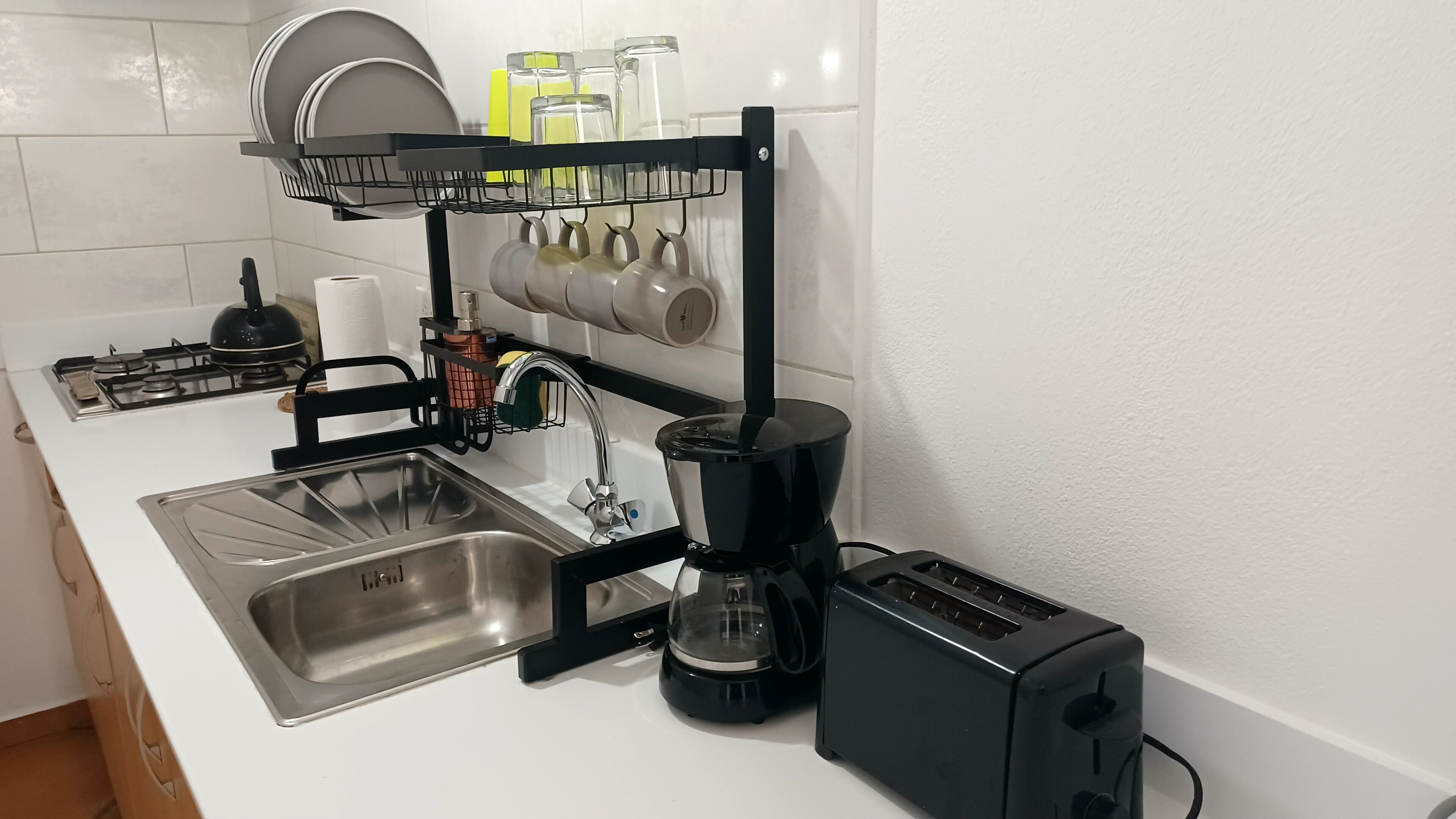 Køleskab, mikrobølgeovn, kogeplade, kaffe-/temaskine